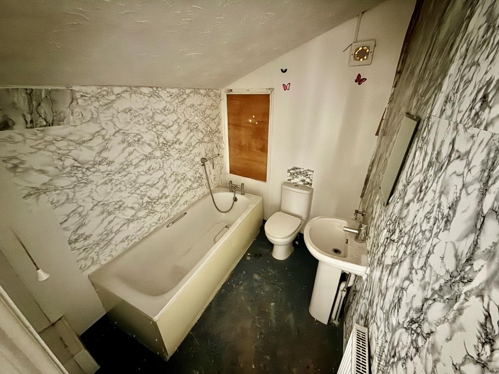 Lot: 31 - TERRACED HOUSE FOR REFURBISHMENT - Bathroom with W.C.
